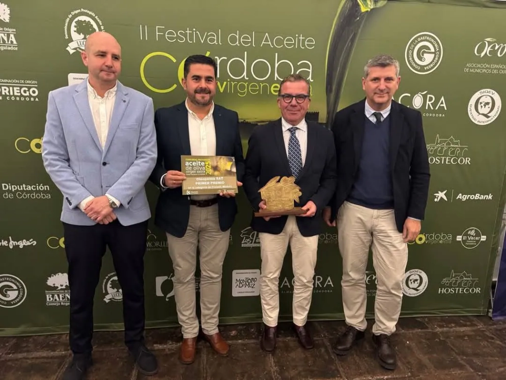 Oropalma gana el primer premio en la categoría de Frutado Maduro 5 1er premio Oleopalma equipo